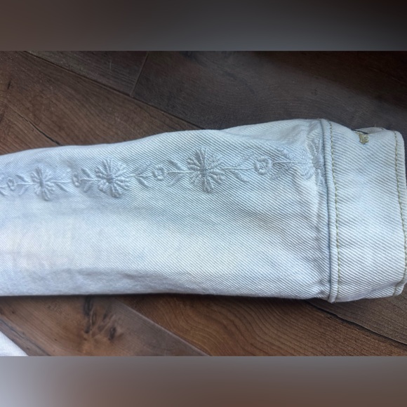 Levi’s Light Wash Embroidered Denim Jacket Floral Sleeve Detail Size M - Picture 3 of 8